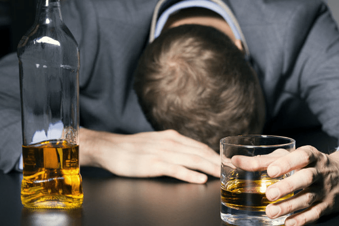 Lee más sobre el artículo Tipos de alcoholismo y trastornos asociados